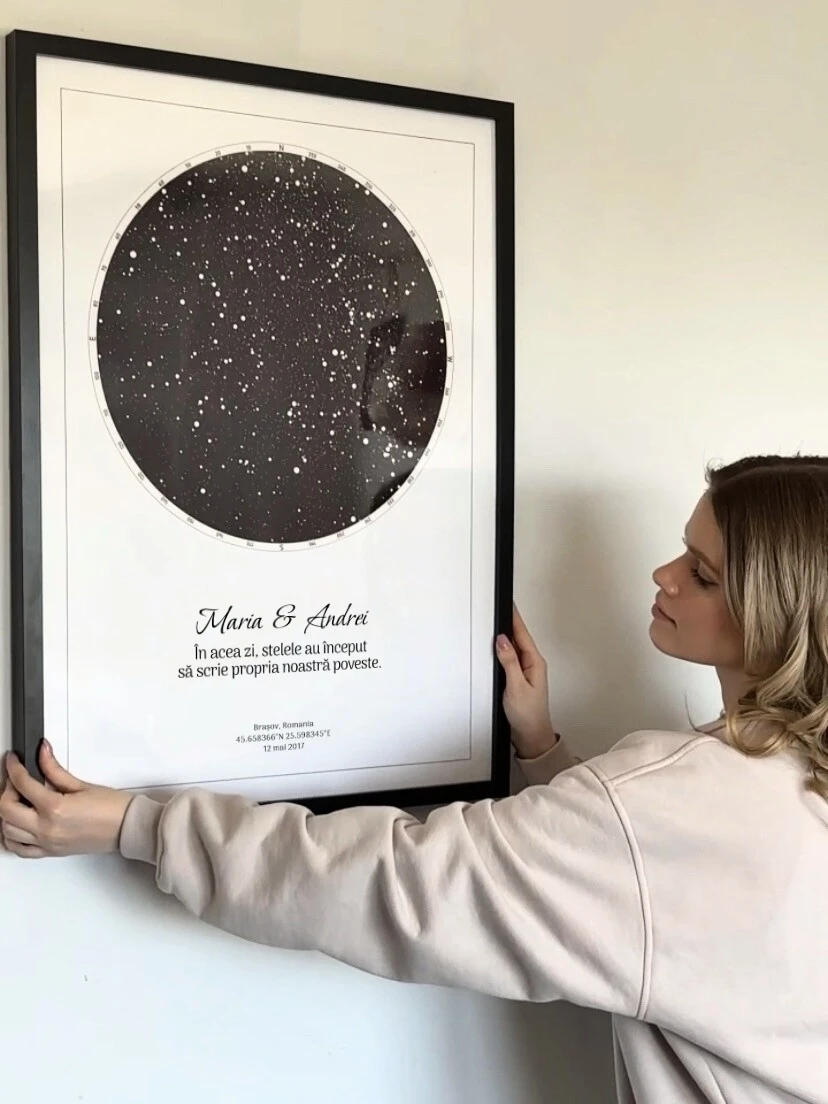 O femeie frumoasă se uită la 2000 de stele afișate pe o hartă stelară cu text personalizat.